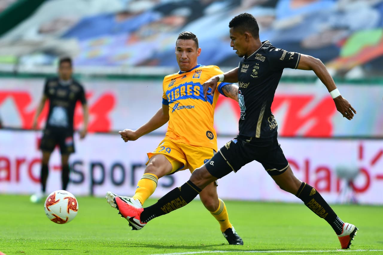 Los Tigres tratan de tomar el control, pero la organización en el León es impresionante y no dejan ni un espacio.