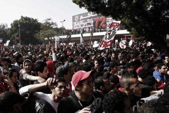 Un juez de El Cairo condenó a 21 personas a muerte en relación con la tragedia en el estadio de futbol en Port Said en donde murieron 74 aficionados, luego que los fanáticos locales saltaron a la cancha y arremetieron contra las personas presentes en el inmueble.
