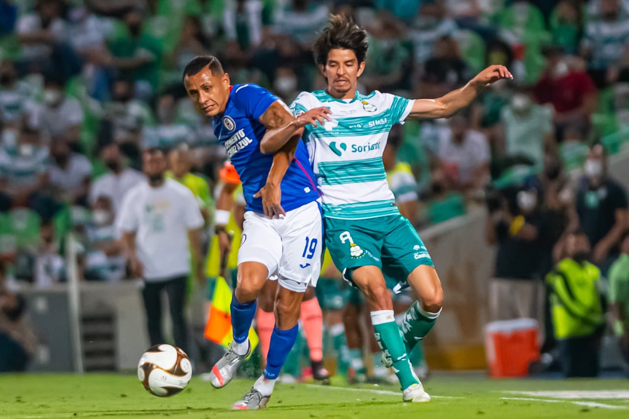Luis Romo se encarga de darle la ventaja a Cruz Azul luego de vencer 0-1 a Santos en el Estadio Corona.