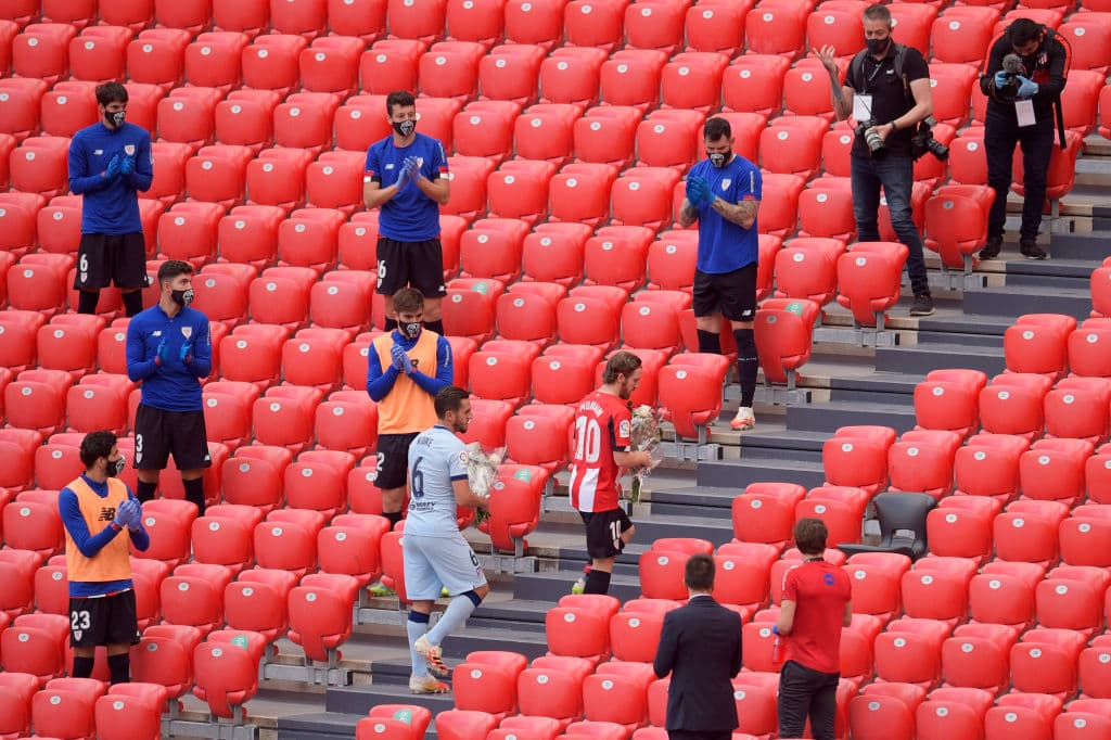 Los capitanes, Iker Muniain y Koke colocan un ramo de flores en memoria de las víctimas del coronavirus en San Mamés.
