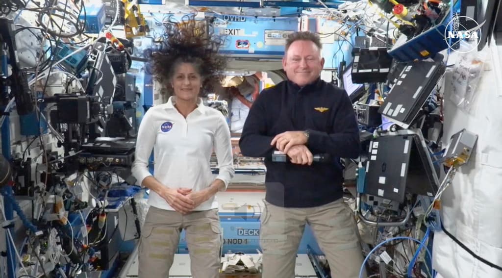 Imagen capturada de un streaming en vivo de la NASA con los astronautas Suni Williams y Butch Wilmore en una conferencia de prensa desde la Estación Espacial Internacional, en septiembre de 2024.