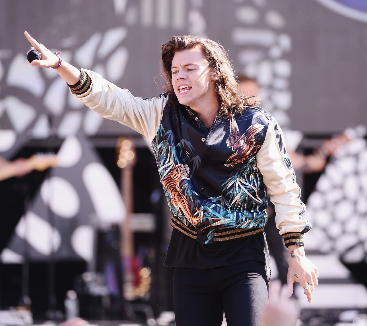 5.- Prendas extravagantes: Harry Styles apuesta por chaquetas o camisas con detalles que dejan a cualquiera con la boca abierta.