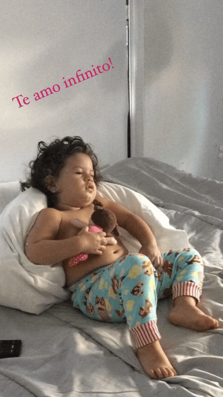 En estas tiernas postales vemos cuánto ha crecido la pequeña Anabella.