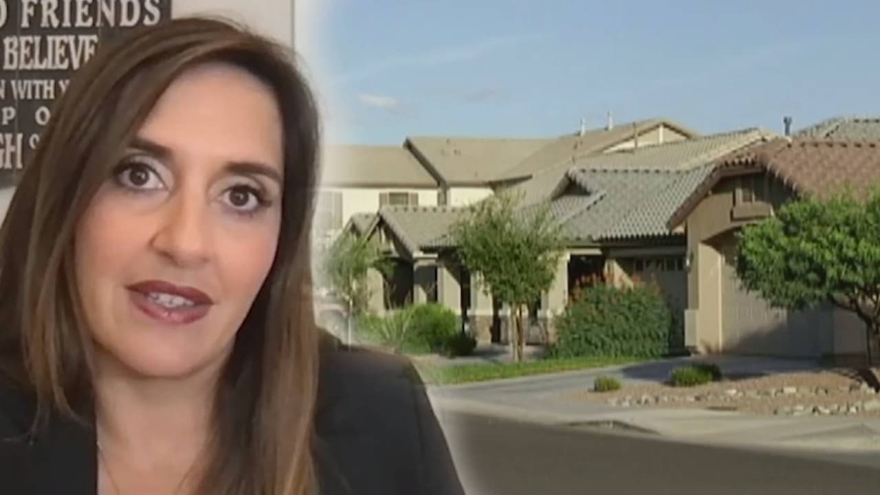 <b><h3 class="cms-H3-H3">¿Quién se beneficia de <a href="https://www.univision.com/local/arizona-ktvw/otorgan-ayuda-financiera-a-duenos-de-viviendas-para-poder-pagar-la-hipoteca-video">este programa</a>?</h3><h3 class="cms-H3-H3"> </h3></b>
<br>“Dedicado a ayudar a los individuos, pero también a las familias que han sufrido de manera financiera por covid-19. Este programa los ayuda a que no tenga intereses [y] no pierdan sus casas”, explica María Cristina Fuentes, directora de la Oficina del Gobernador para la 
<i>Juventud, Fe y la Familia. </i>