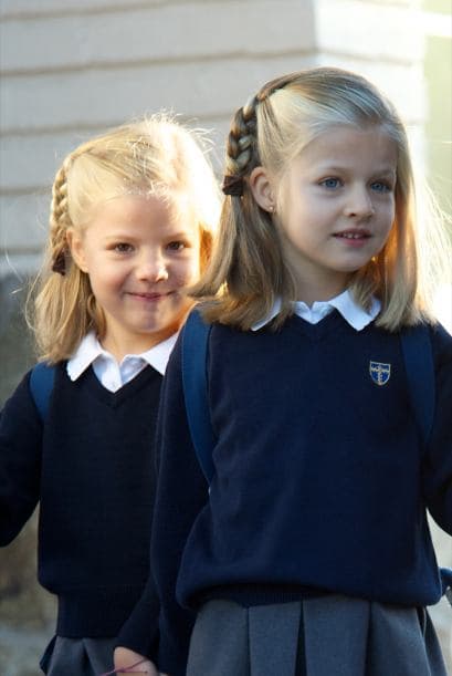 La princesa de Leonor acaba de ser nombrada princesa de Asturias y es la segunda en la línea de sucesión a la corona española.Actualmente estudia en un colegio muy cerca de sus padres, pero al igual que su padre el rey Felipe VI recibirá amplia formación militar y profesional.Sólo tiene ocho años, pero ella sabe su papel y demuestra su formación real en cada evento al que asiste. Toma clases de mandarín, ballet y practicar deporte.