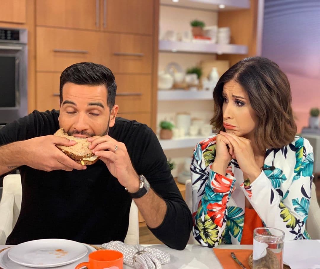 Elyangelica tenía antojo pero Yisus se le adelantó con el bocadillo.