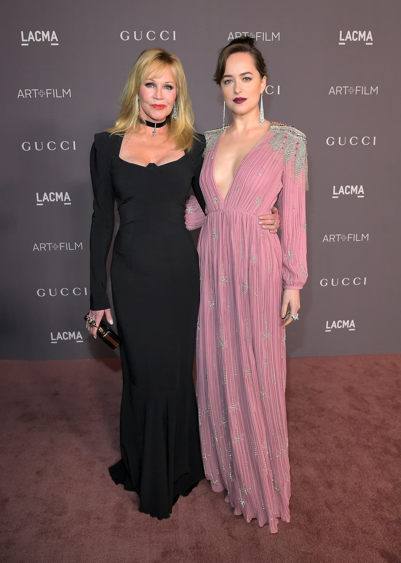 <b>Melanie Griffith y Dakota Johnson</b>
<br>Con películas como ‘Stuart Little’ (1999), ‘Shadow of Doubt’ (1998), ‘Paradise’ (1991) y ‘Lolita’ (1997) Melanie conquistó el séptimo arte. Su hija,
<b>Dakota Johnson</b>, siguió sus pasos en la actuación.