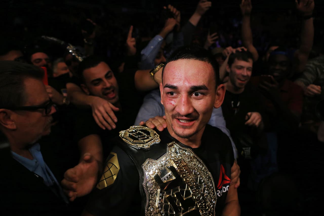 TORONTO, ON - DECEMBER 10: Max Holloway of the United States defeats Anthony Pettis of the United States for the Interim Featherweight Title during the UFC 206 event at Air Canada Centre on December 10, 2016 in Toronto, Canada. (Photo by Vaughn Ridley/Getty Images)