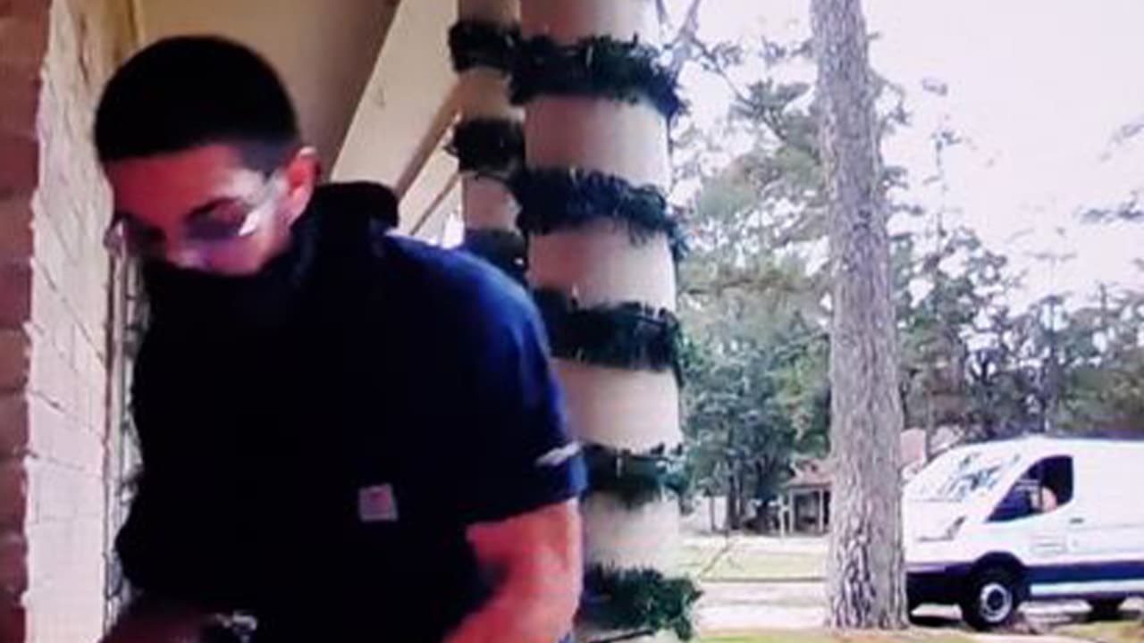 En las imágenes se le ve vestido con una camisa polo azul, pantalón azul claro o gris y una máscara facial.