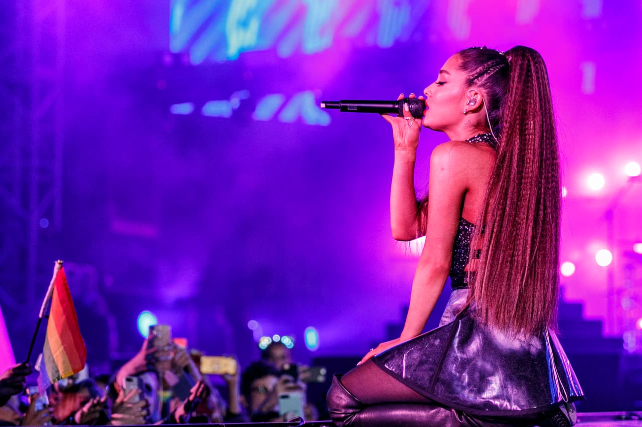 “Sé que esas familias y mis fans lo experimentan también. 
<b>Siento que ni siquiera debo hablar sobre mi experiencia</b>. No debería decir nada. Creo que 
<b>nunca sabré cómo hablar sobre ello y no llorar</b>”, confesó la intérprete de 
<b>'<a href="https://www.youtube.com/watch?v=ffxKSjUwKdU">No Tears Left to Cry</a>'.</b>