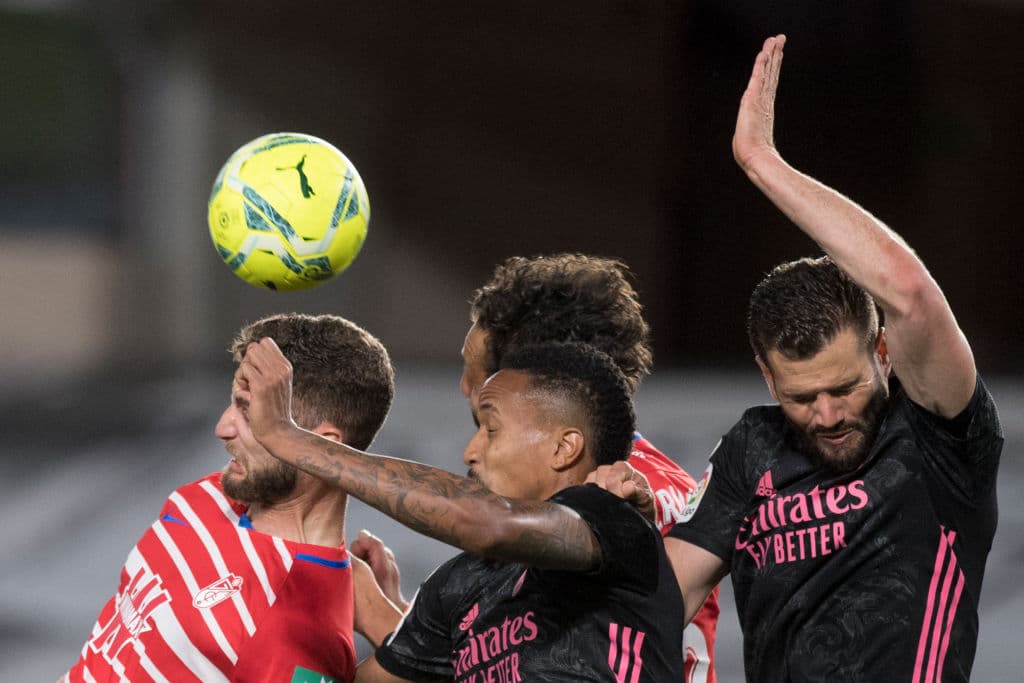 El Real Madid muestra su poderío y con los goles de Luka Modric, Rodrygo, Ávaro Odriozola y Karim Benzema, el Real Madrid golea 1-4 al Granada y aprietan al Atlético de Madrid en la pelea por el título de La Liga.