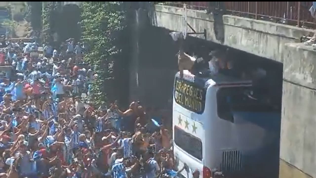 Aparatosa caída de un fan cancela desfile de campeones de Argentina
