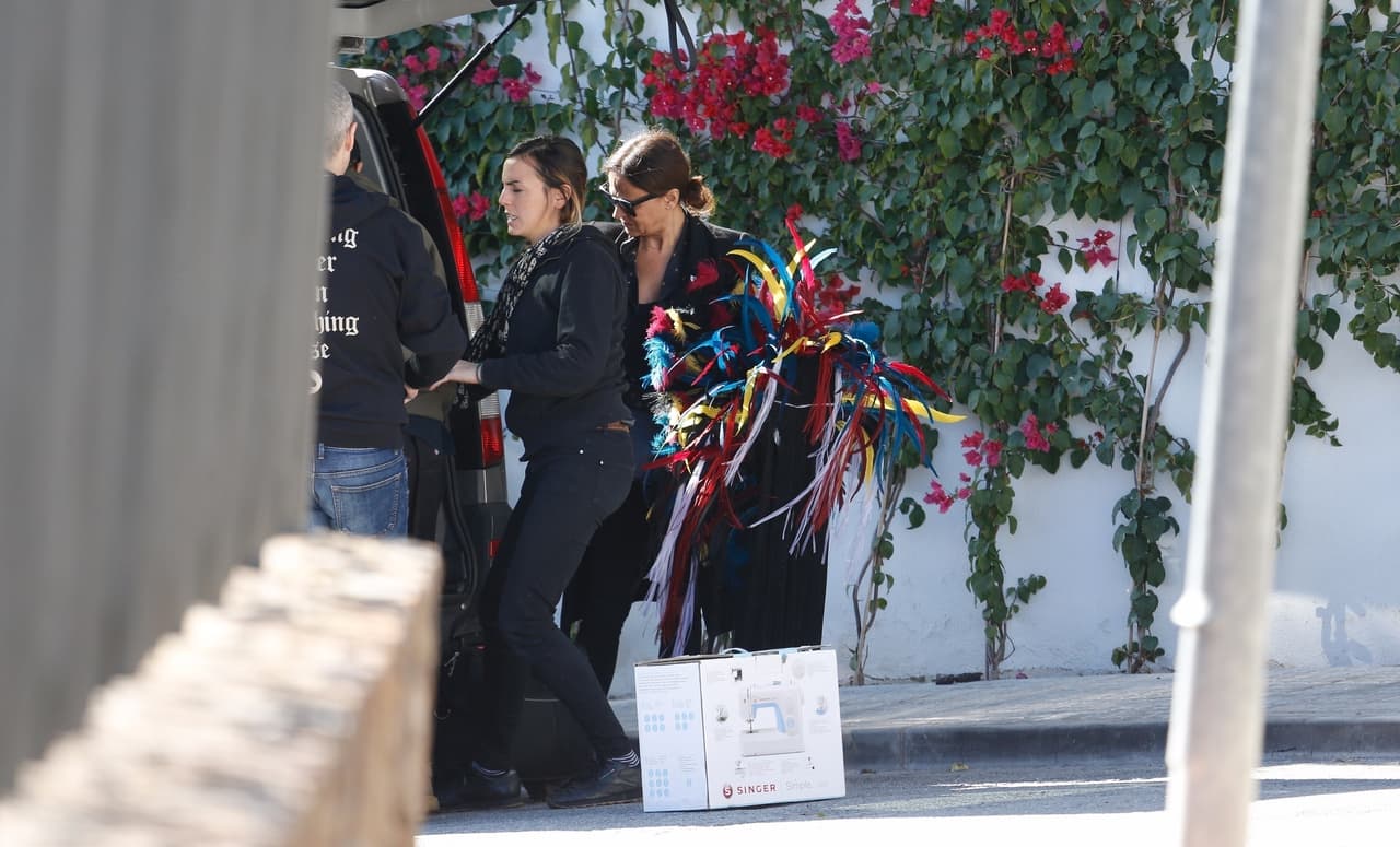 Luego del anuncio de la cancelación de la gira, los paparazzi lograron captar al equipo de Shakira llegando hasta su casa en Barcelona con lo que se cree es el vestuario que usará la cantante en su tour.