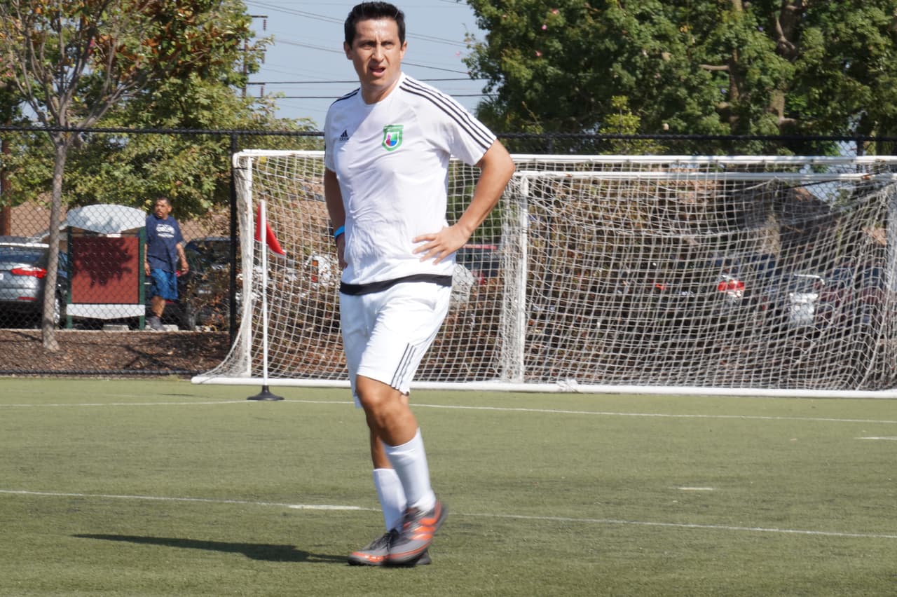 Los talentosos miembros de Univision Los Angeles festejaron junto a la comunidad y lucieron sus hazañas futboleras en la cancha de juego.