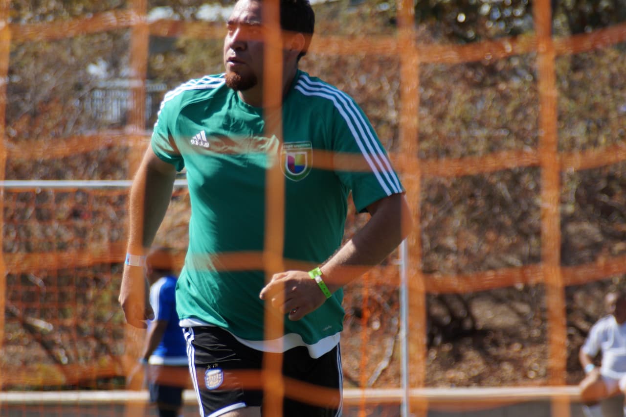 Los talentosos miembros de Univision Los Angeles festejaron junto a la comunidad y lucieron sus hazañas futboleras en la cancha de juego.