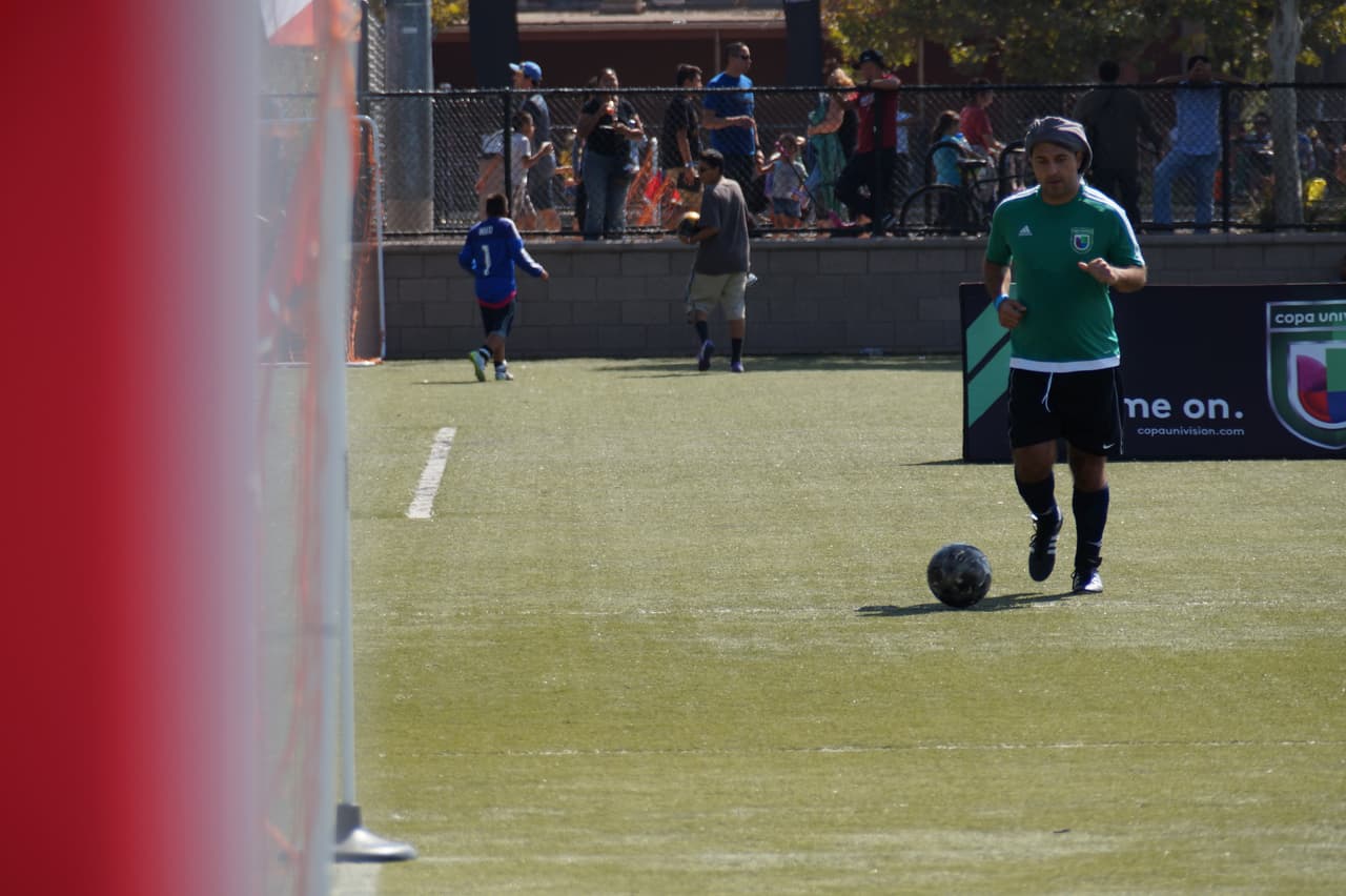 Los talentosos miembros de Univision Los Angeles festejaron junto a la comunidad y lucieron sus hazañas futboleras en la cancha de juego.