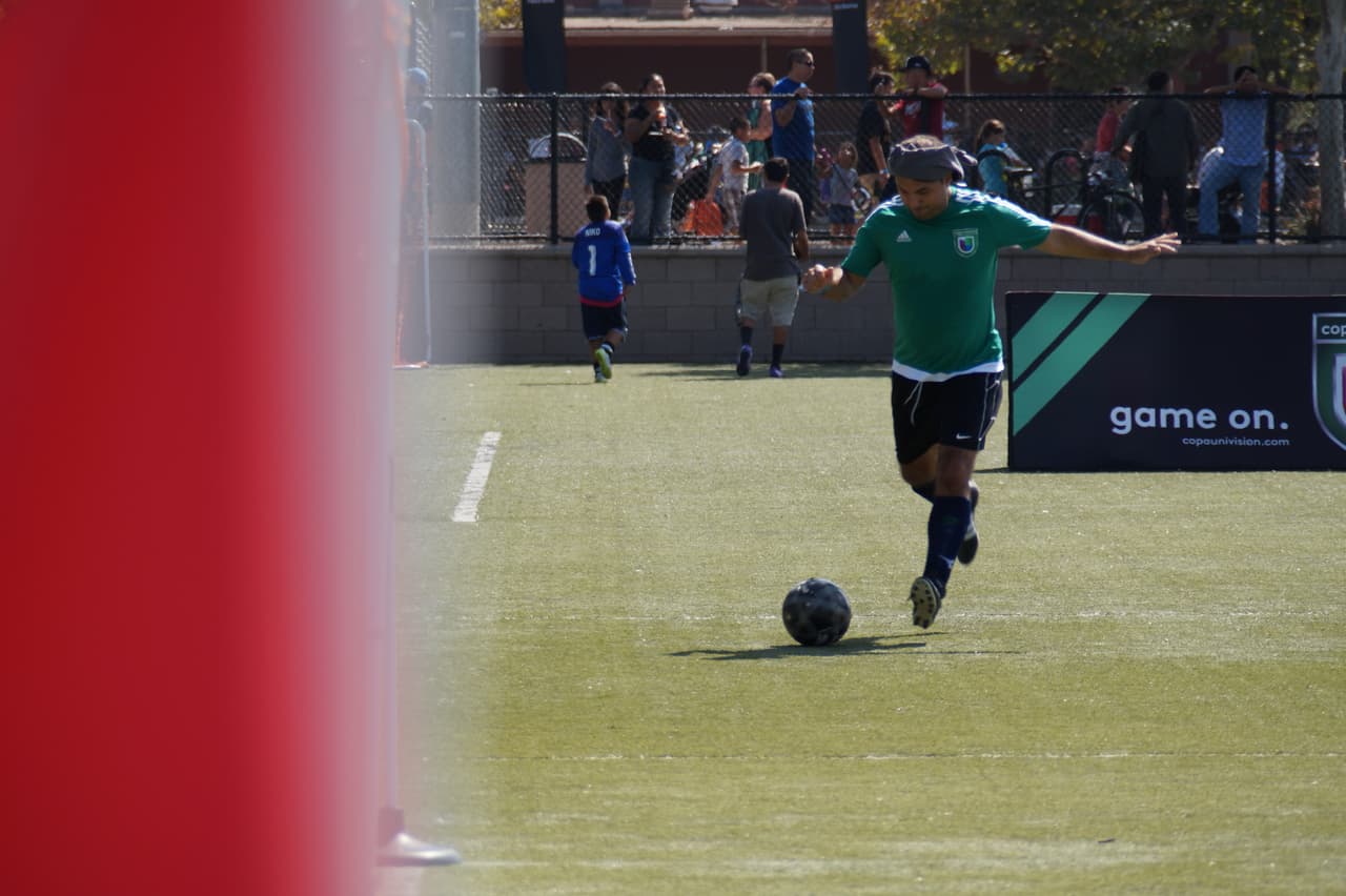 Los talentosos miembros de Univision Los Angeles festejaron junto a la comunidad y lucieron sus hazañas futboleras en la cancha de juego.