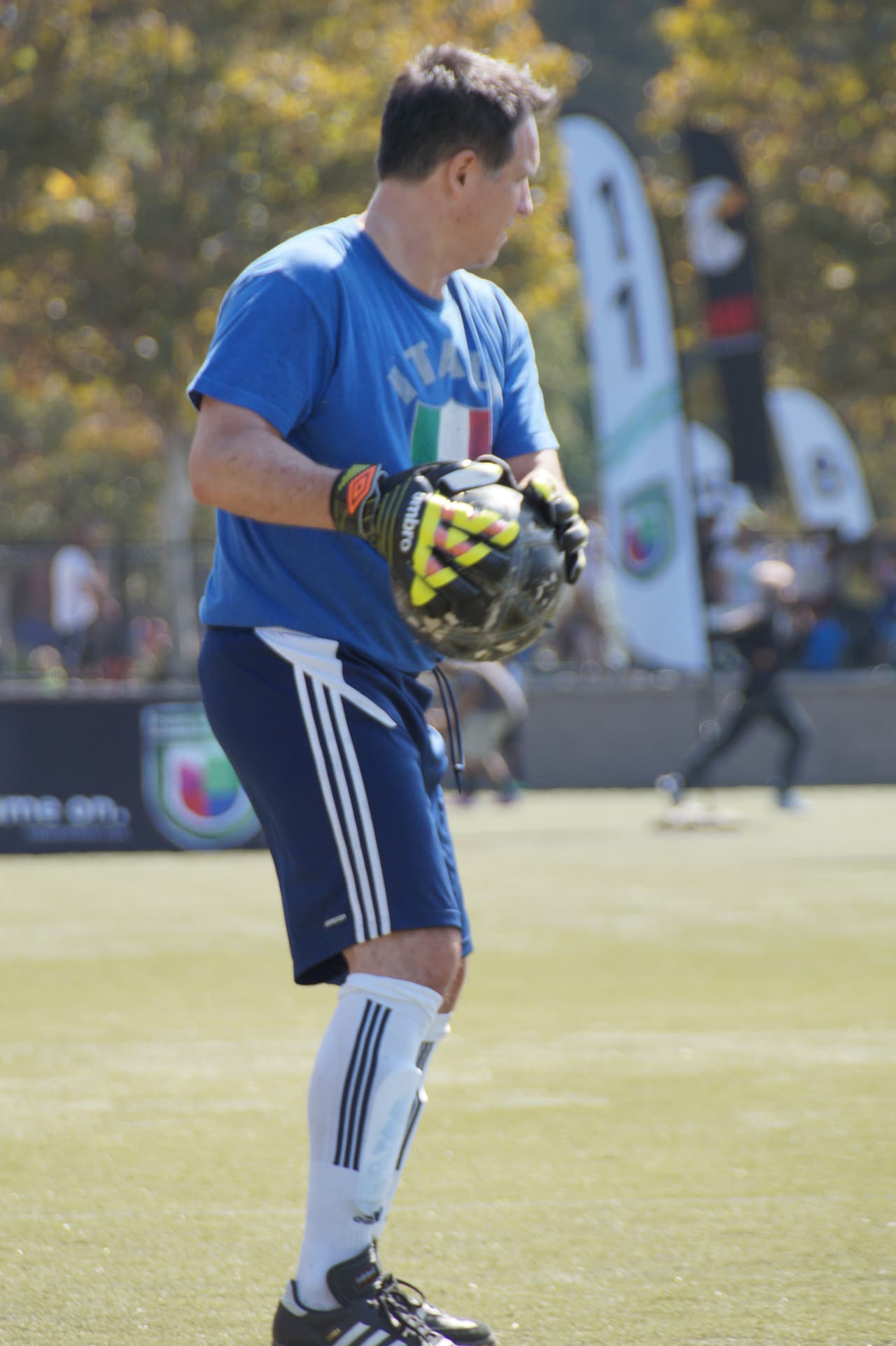 Los talentosos miembros de Univision Los Angeles festejaron junto a la comunidad y lucieron sus hazañas futboleras en la cancha de juego.