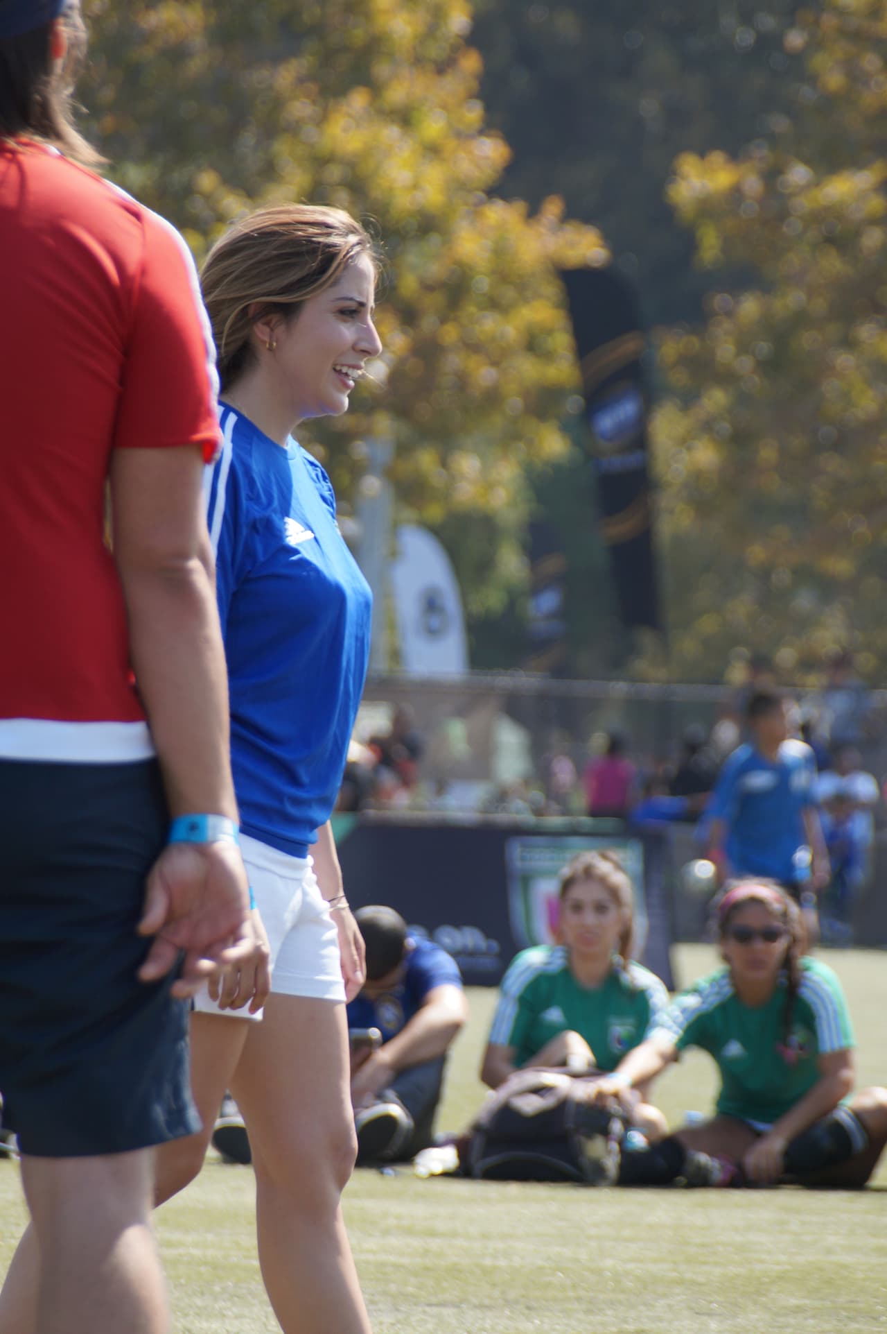Los talentosos miembros de Univision Los Angeles festejaron junto a la comunidad y lucieron sus hazañas futboleras en la cancha de juego.