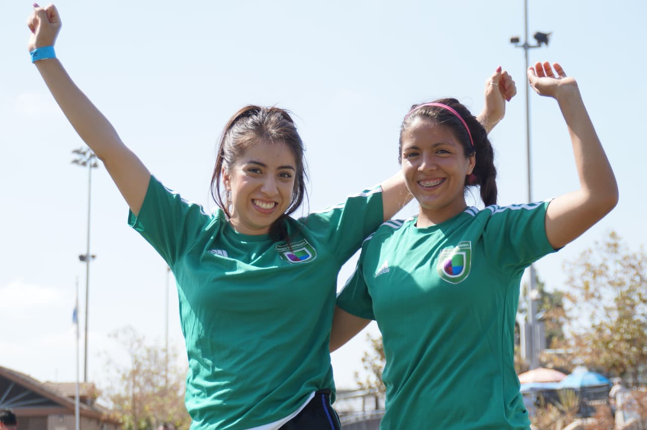 Los talentosos miembros de Univision Los Angeles festejaron junto a la comunidad y lucieron sus hazañas futboleras en la cancha de juego.