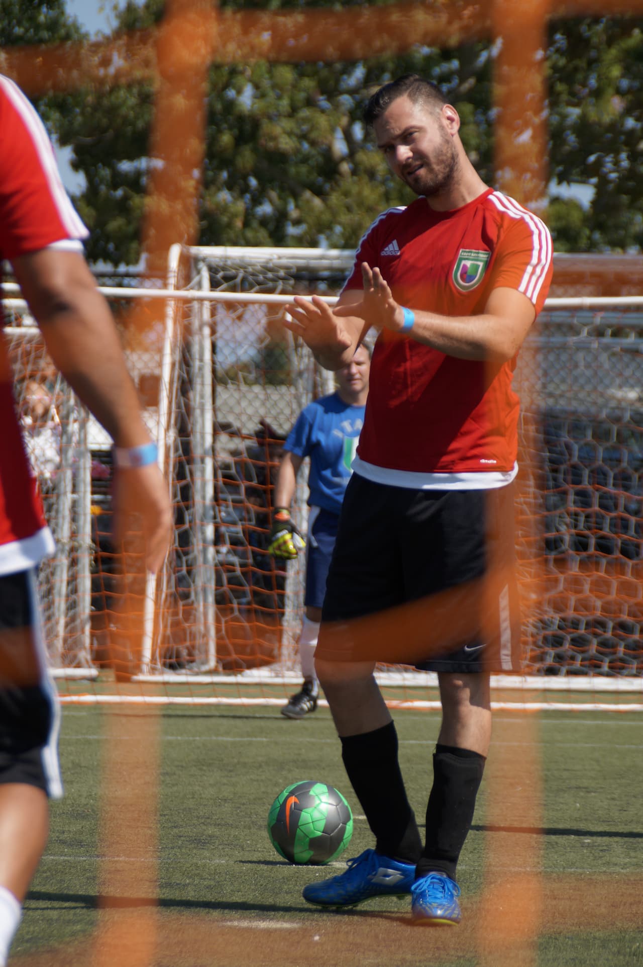 Los talentosos miembros de Univision Los Angeles festejaron junto a la comunidad y lucieron sus hazañas futboleras en la cancha de juego.