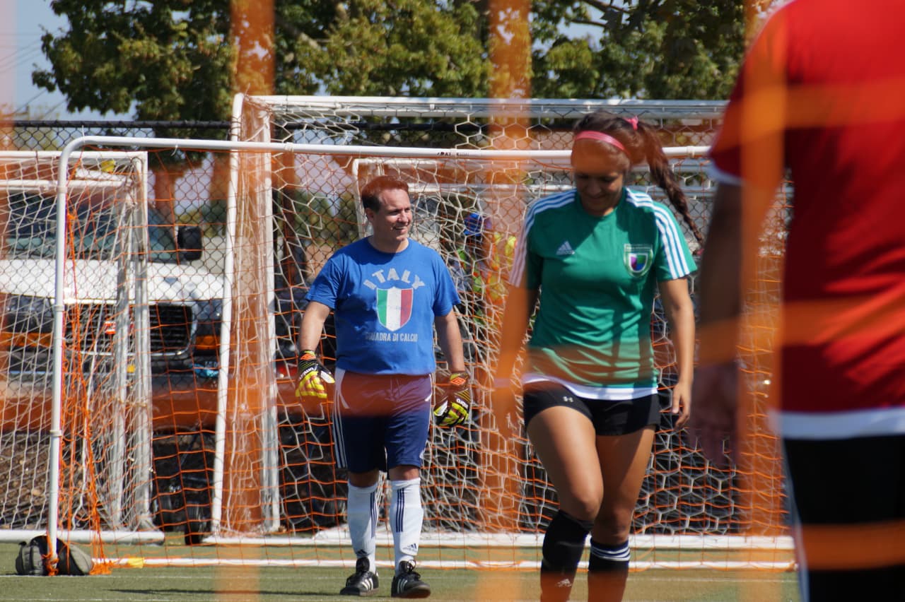 Los talentosos miembros de Univision Los Angeles festejaron junto a la comunidad y lucieron sus hazañas futboleras en la cancha de juego.