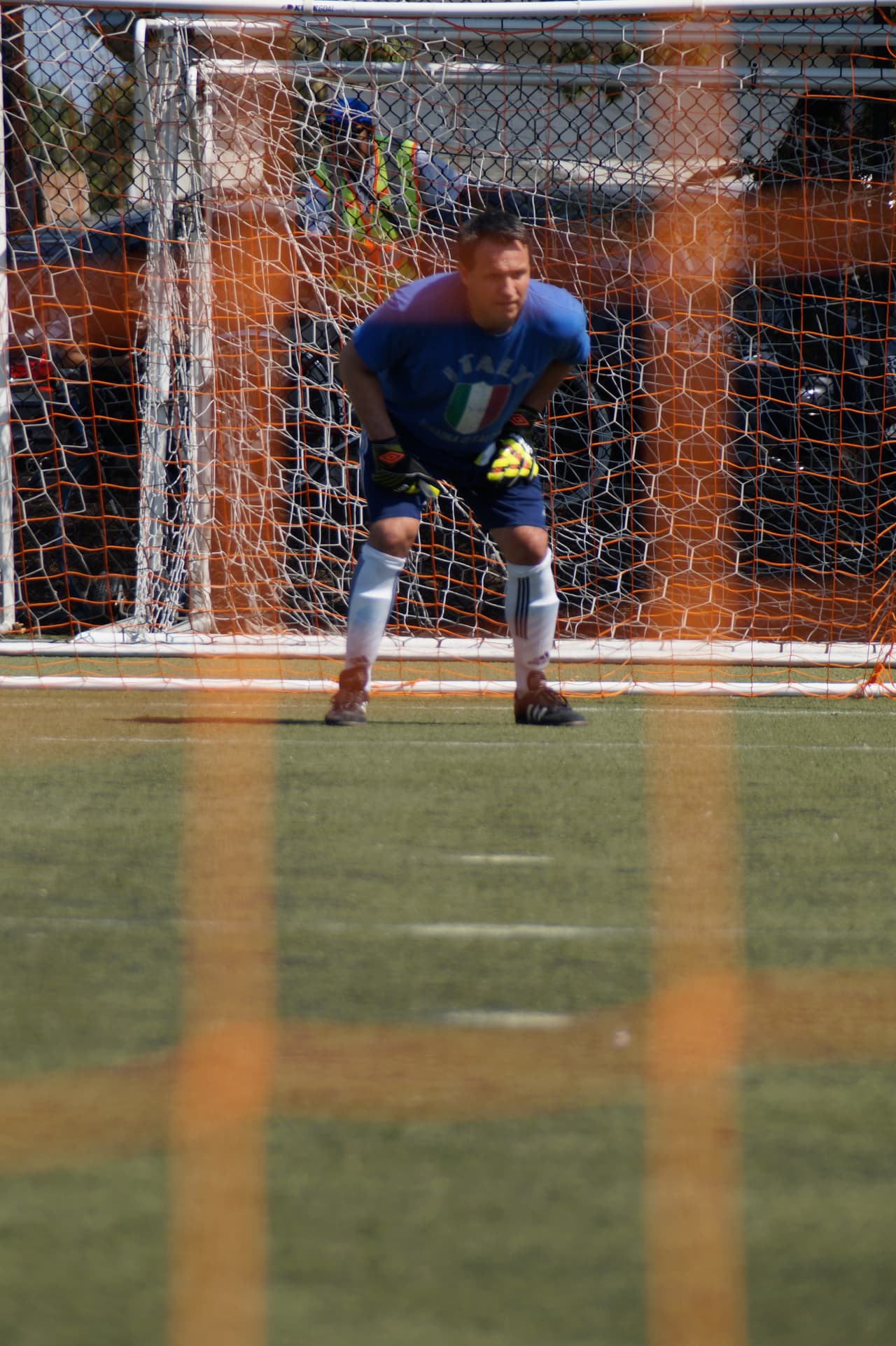 Los talentosos miembros de Univision Los Angeles festejaron junto a la comunidad y lucieron sus hazañas futboleras en la cancha de juego.