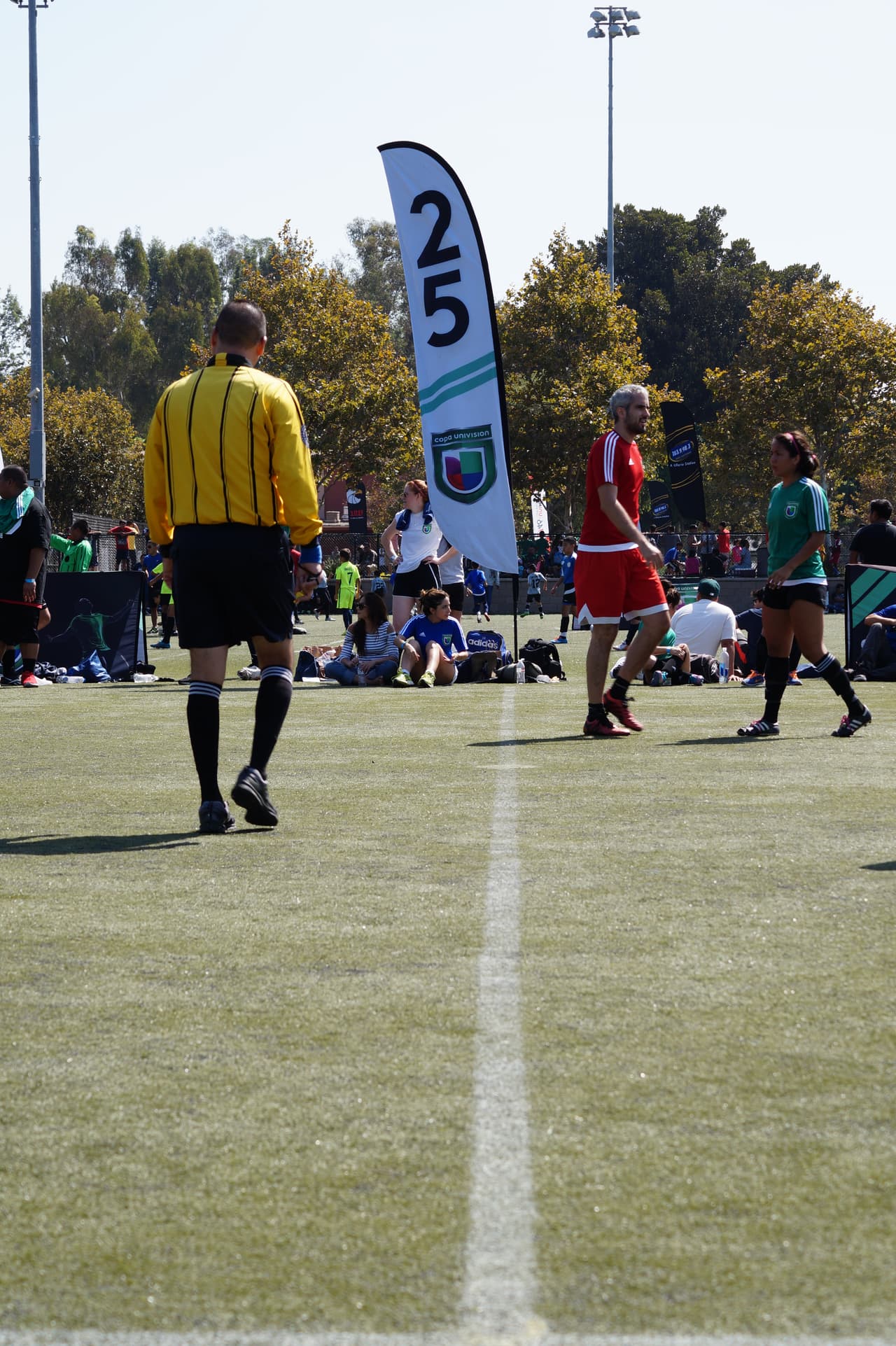 Los talentosos miembros de Univision Los Angeles festejaron junto a la comunidad y lucieron sus hazañas futboleras en la cancha de juego.