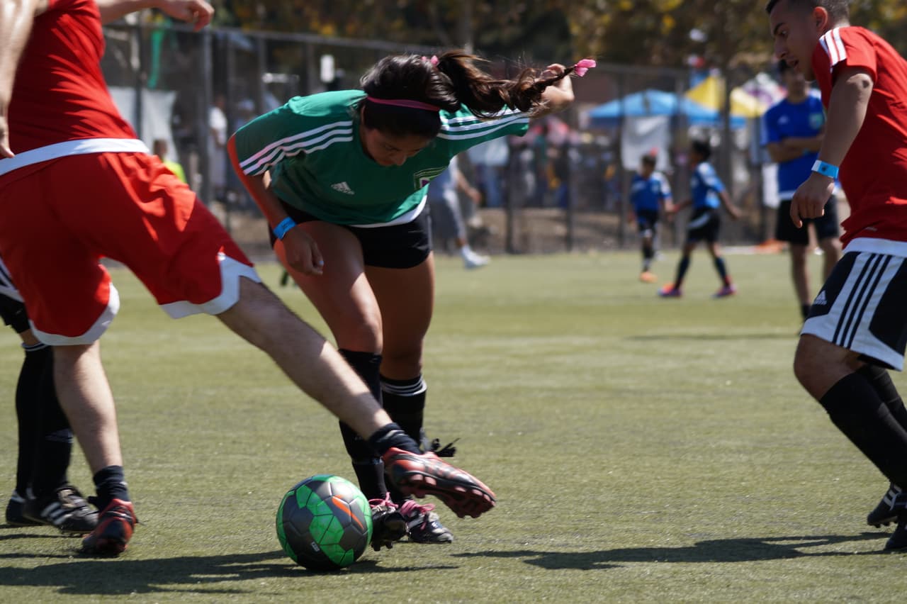 Los talentosos miembros de Univision Los Angeles festejaron junto a la comunidad y lucieron sus hazañas futboleras en la cancha de juego.