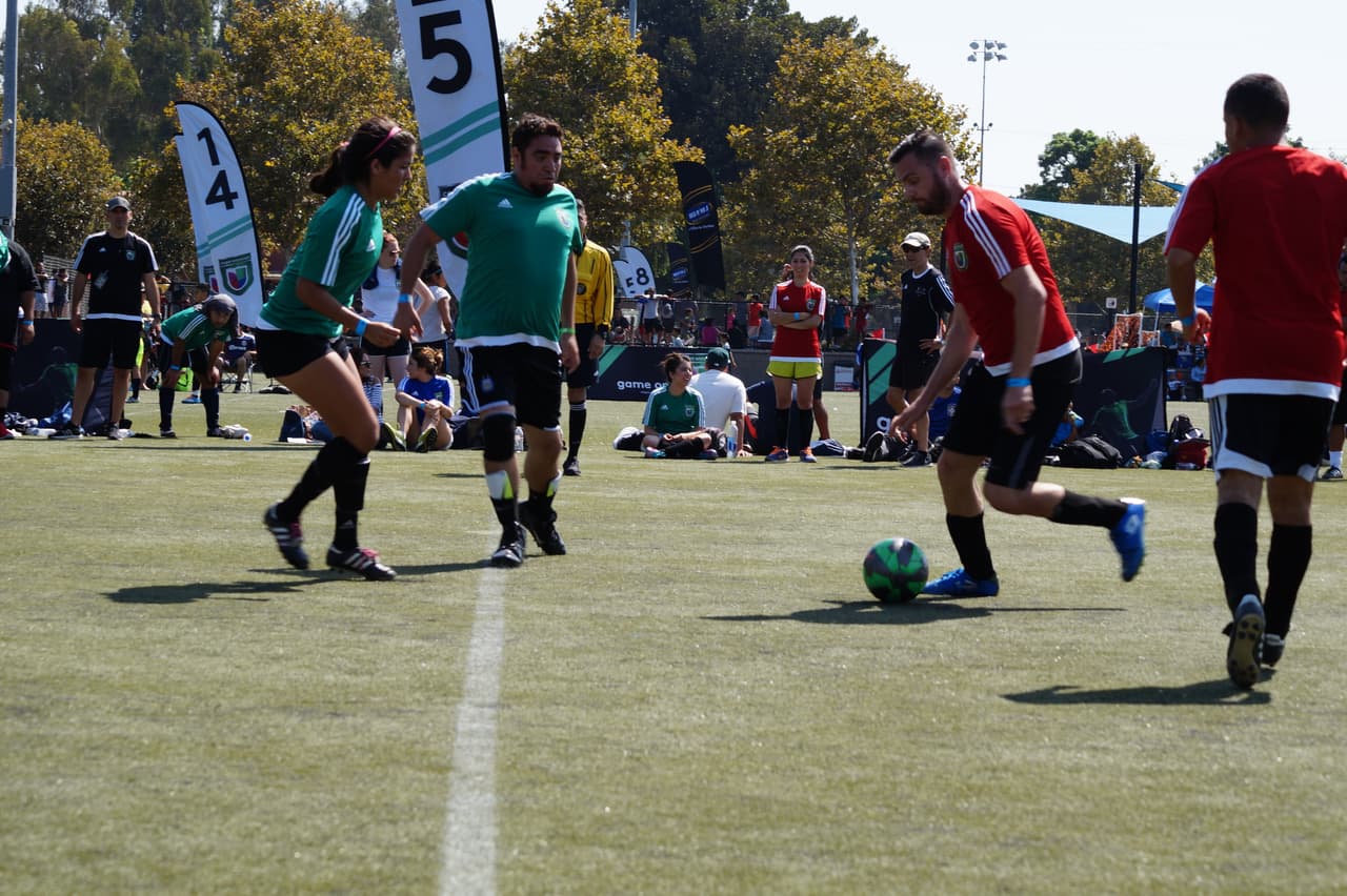 Los talentosos miembros de Univision Los Angeles festejaron junto a la comunidad y lucieron sus hazañas futboleras en la cancha de juego.