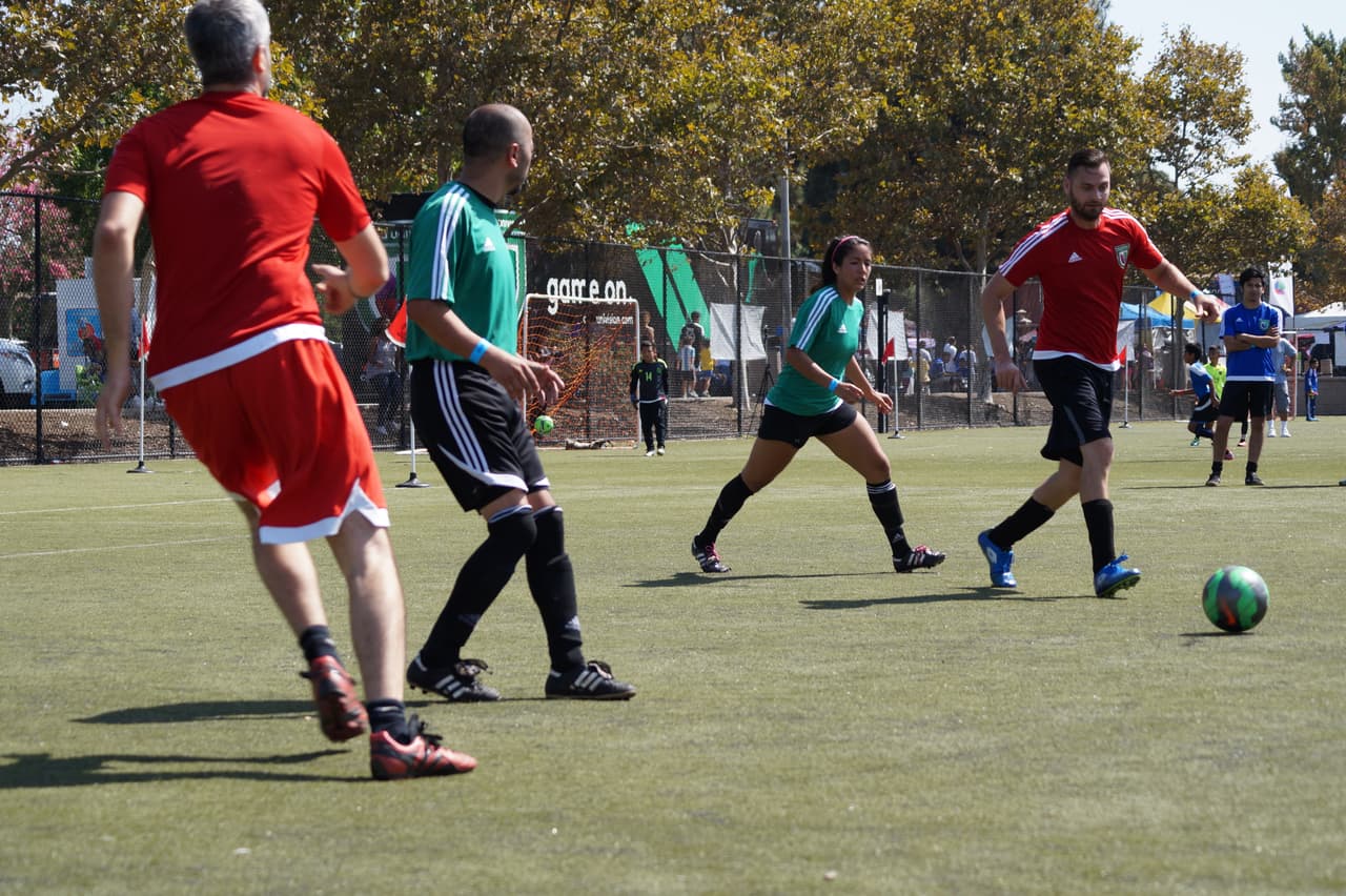 Los talentosos miembros de Univision Los Angeles festejaron junto a la comunidad y lucieron sus hazañas futboleras en la cancha de juego.