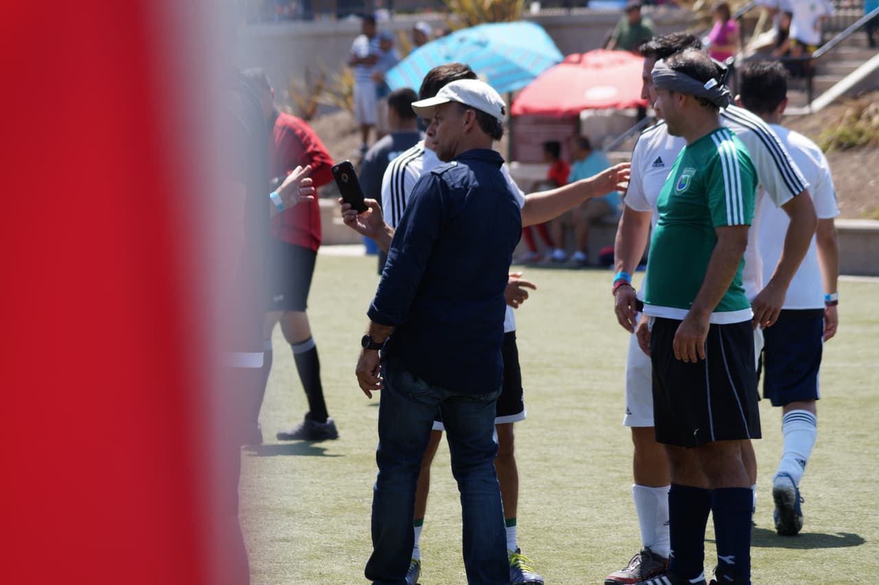 Los talentosos miembros de Univision Los Angeles festejaron junto a la comunidad y lucieron sus hazañas futboleras en la cancha de juego.