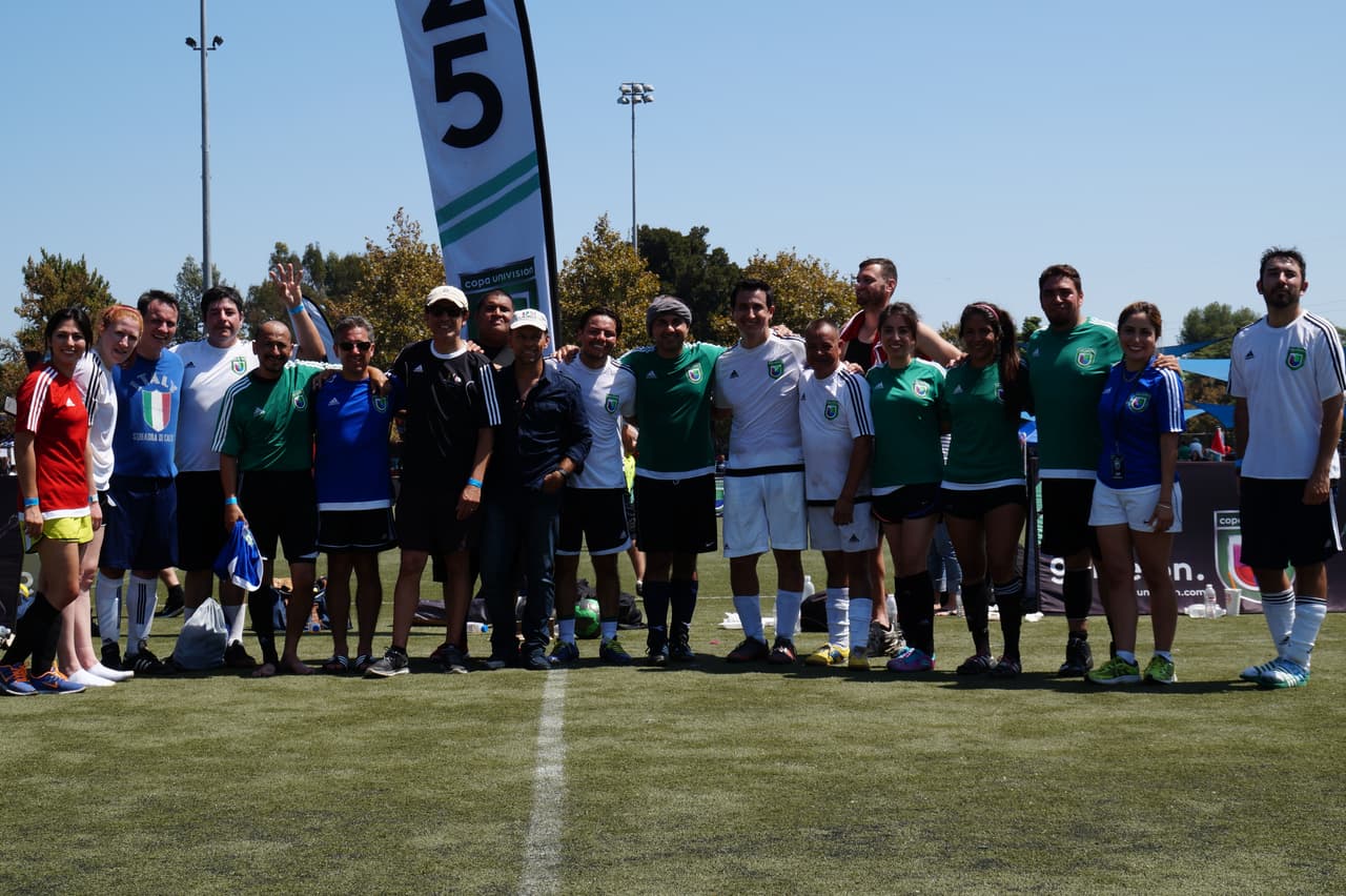 Los talentosos miembros de Univision Los Angeles festejaron junto a la comunidad y lucieron sus hazañas futboleras en la cancha de juego.