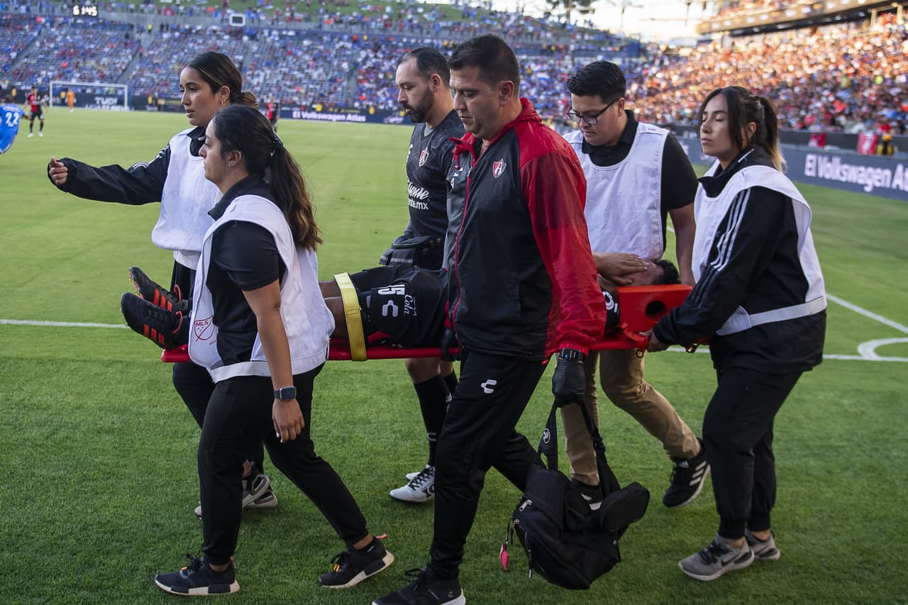 Julián Quiñones pasó de héroe a villano en cuestión de minutos, pues marcó el gol para empatar 2-2 en el tiempo reglamentario, pero voló el último cobro en los penales para darle el triunfo a Cruz Azul.