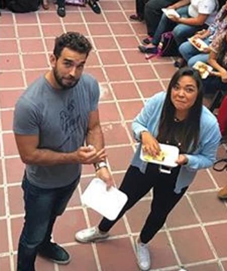 Por supuesto, Marcus se unió gustoso a la causa y también disfrutó de los ricos platillos.