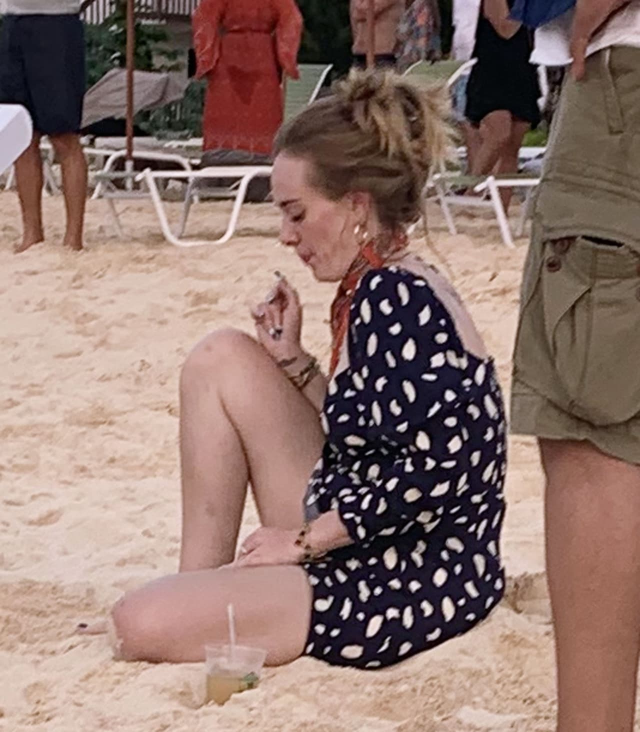 En Anguila, Adele presumió su nueva imagen con un vestido estampado de profundo escote en la espalda y una bufanda roja. Quien ha ayudado a la intérprete de 
<b>'Rolling in the deep'</b> a conseguir sus metas es la entrenadora personal e instructora de Pilates angelina, 
<b>Camila Goodis</b>.