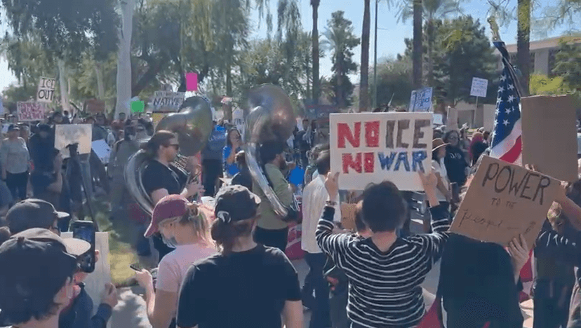 En el 
<b>Capitolio estatal en Phoenix</b>, cientos de personas acudieron a la protesta, y caminaron con pacartas y gritando consignas. Hubo hasta música en medio de la movilización.