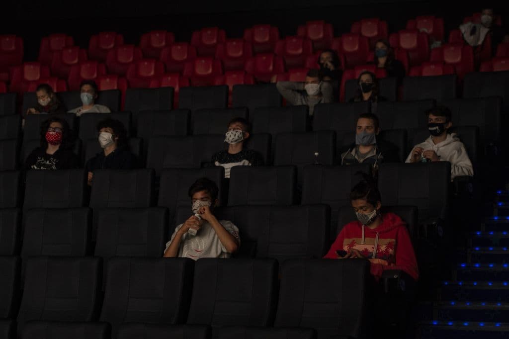 😷 
<b>Cines </b>interior. 
<b>Vacunados por completo</b> y quienes 
<b>no están vacunados</b> 
<u>deben</u> utilizar mascarilla.