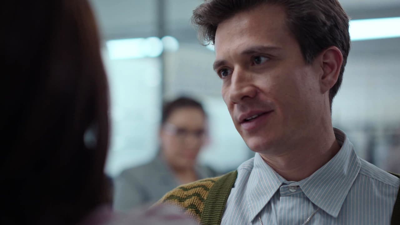 Mario llega a la vida de Kenya en el momento correcto y le ofrece ayuda - Mujeres Asesinas 3