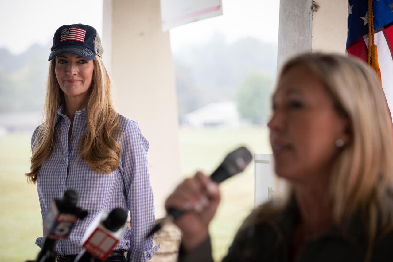 La candidata republicana a la Cámara de Representantes por Georgia, Marjorie Taylor Greene, respalda a la senadora Kelly Loeffler durante una conferencia de prensa el 15 de octubre de 2020 en Dallas, Georgia. Greene ha sido objeto de cierta controversia recientemente debido a su apoyo al grupo de conspiración de derecha QAnon.
