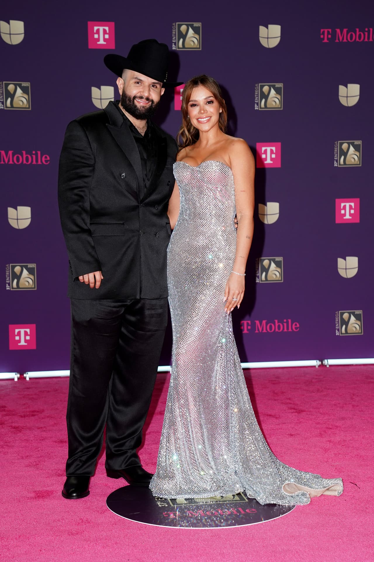 Carin León y Meylin Zuñiga