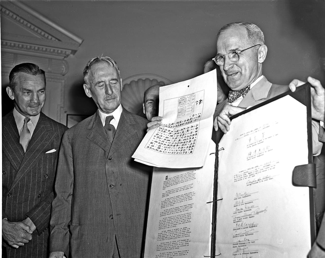 Harry Truman, presidente de EEUU, muestra los documentos de rendición japoneses en la Casa Blanca, el 7 de septiembre de 1945.