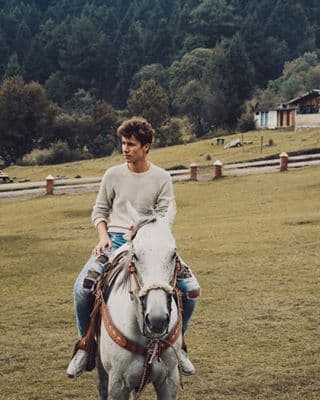 Por su parte
<b>Juanpa Zurita, </b>candidato a llevarse el Premio Juventud a Living Your Best Life (Influencer con Causa)
<b> </b>se habrá retratado en sus increíbles viajes por el mundo con tigres, elefantes, jirafas... Pero es con esta foto, en México, en donde escribió: "Probablemente una de mis actividades favoritas".