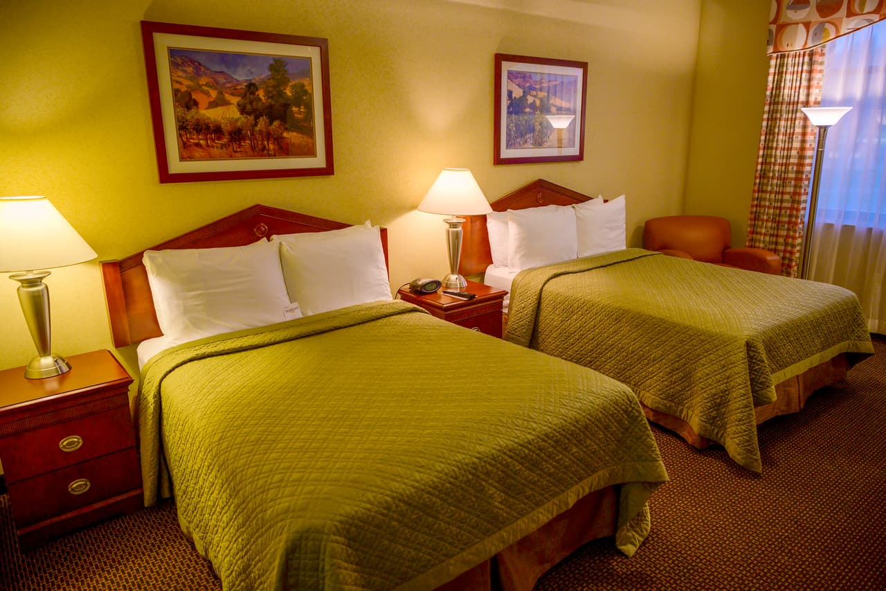 La cuarentena de 14 días fue ordenada por el gobierno federal con el objetivo de limitar la propagación del virus. Las autoridades han dispuesto varias instalaciones militares para la cuarentena, entre ellas el hotel Westwind Inn, en la base de la Fuerza Aérea de Travis, California (en la fotografía).