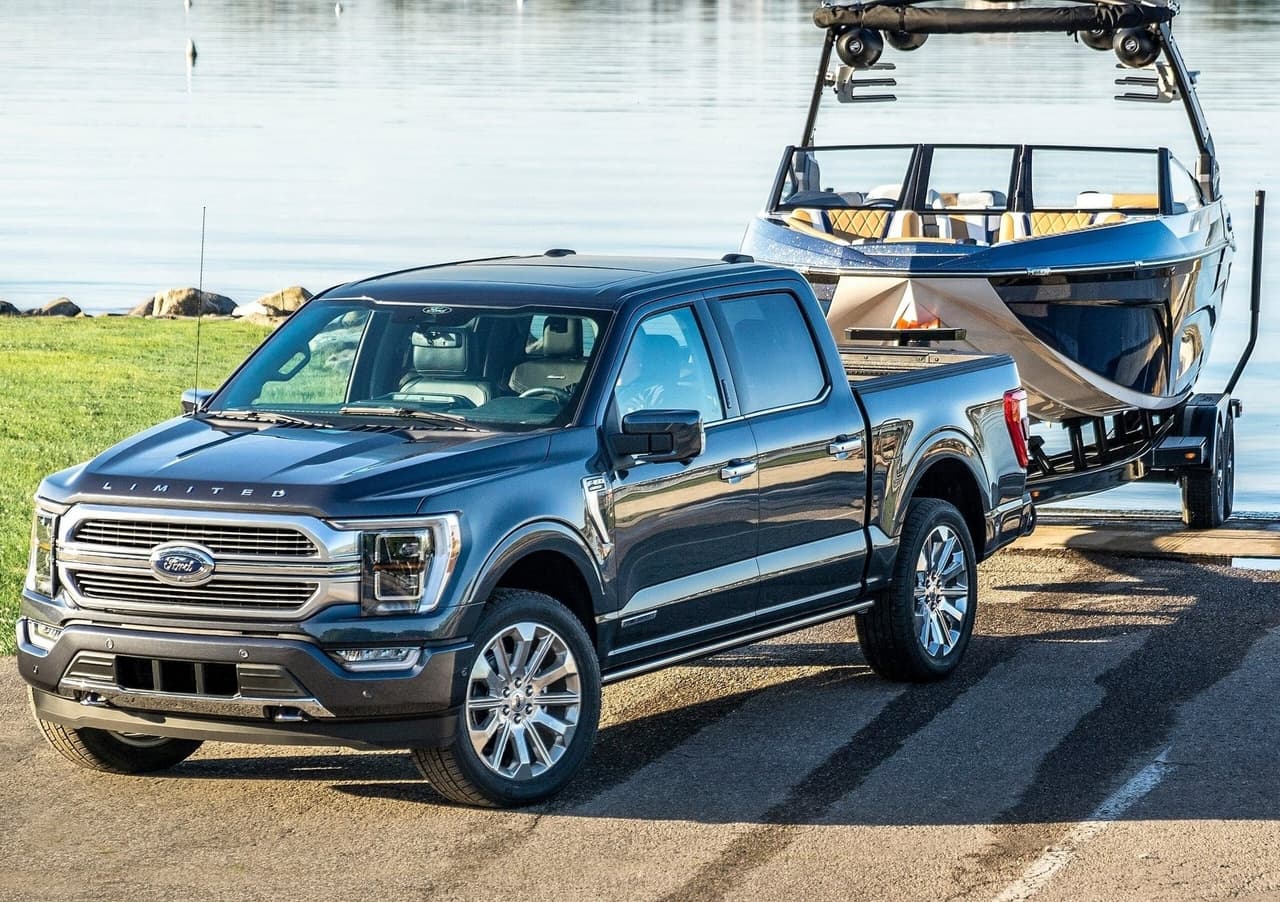 <h3 class="cms-H3-H3"><b>Ford F-150 2021</b></h3>
<br>
<br>Aunque no se trata de una nueva generación, Ford aplicó algunos cambios interesantes en la F-150 para despegarse aún más de sus rivales y poder mantener su supremacía. Según el fabricante, todos los paneles de su carrocería fueron rediseñados y también recibe un frontal más estilizado con una acertada integración de la parrilla y los faros delanteros. Además, a su línea de motores gasolineros y diesel, se les suma el primer tren motriz híbrido de su historia, el cual fue bautizado como PowerBoost. Ford planea surtir los concesionarios de EEUU con esta nueva versión de la pickup a partir del otoño de 2020. Cada unidad tendrá un precio inicial de 30,635 dólares en el nivel de equipamiento básico XL.
<br>