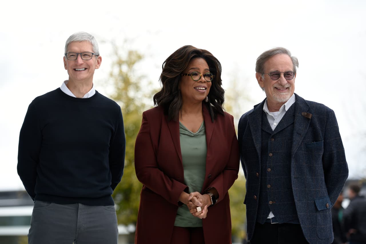 Apple contrató en 2017 a dos veteranos ejecutivos de televisión de Sony, Jamie Erlicht y Zack Van Amburg. Estos han firmado acuerdos con directores de primera línea como Ron Howard, Sofia Coppola y Steven Spielberg, en la foto junto a Cook y Winfrey antes de entrar al teatro Steve Jobs en la sede de Apple.