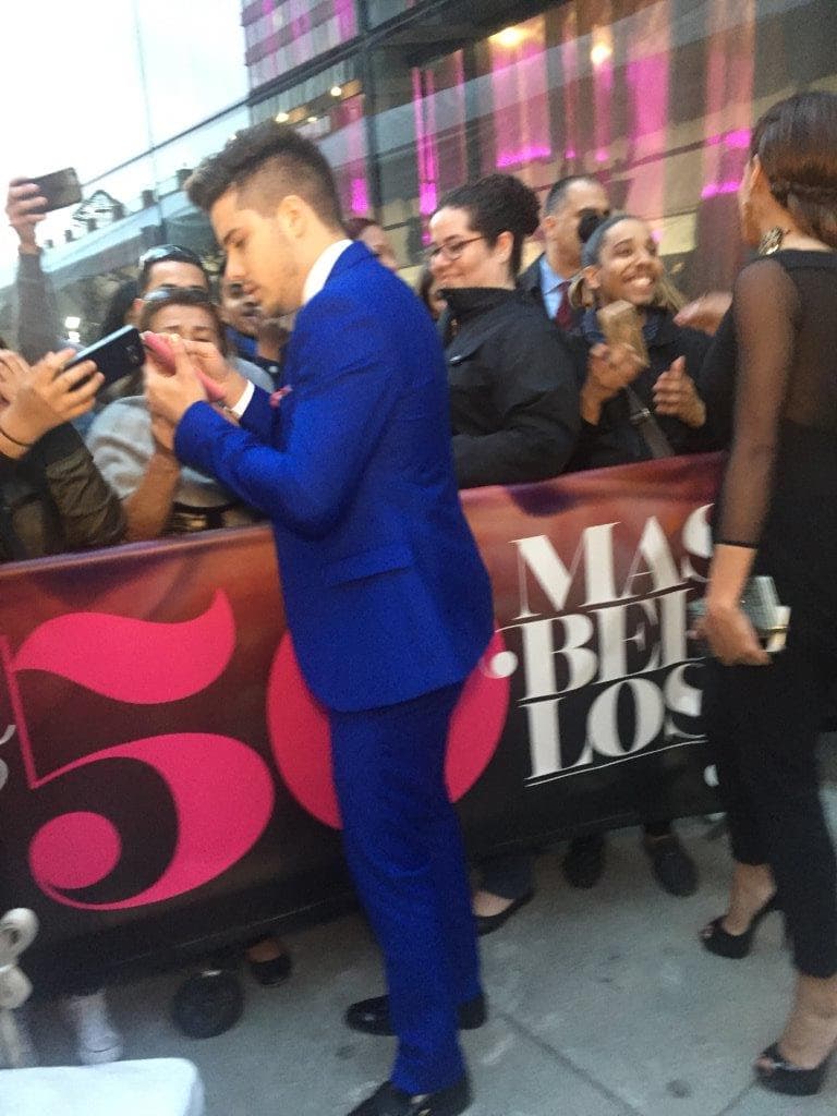 William Valdes se detuvo a consentir a sus admiradoras.