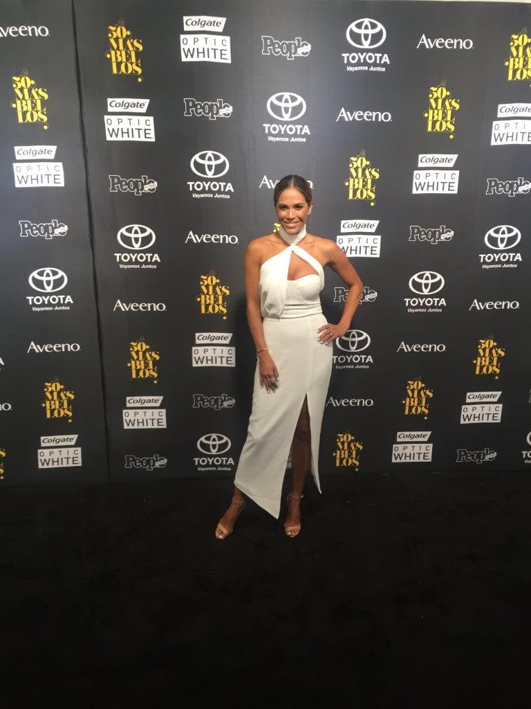 Bella, jovial y encantadora. Karla recogió su cabello para realzar el diseño de su vestido.