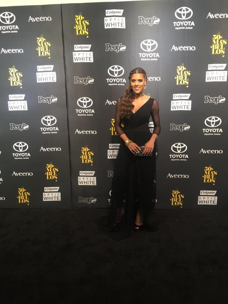 Nuestra reina se veía espectacular, el vestido combinó perfecto con sus accesorios.