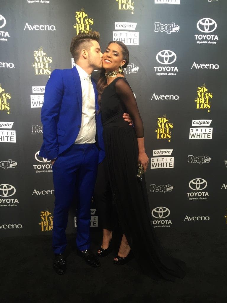 William repartiendo besos a la reina.